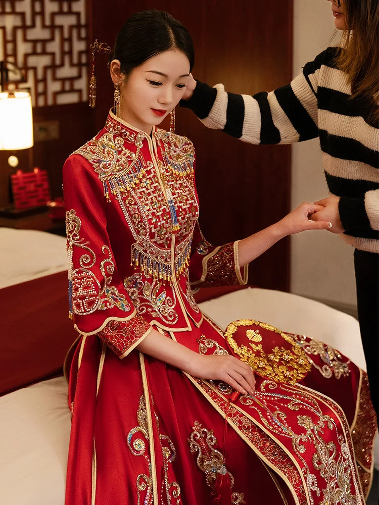 Évjárat Elegáns Keleti Menyasszony Népviselet Kínai Stílusú Flitterekkel Gyöngyfűzés Bojt Esküvői Ruha, Ceremónia Pirítós Ruha